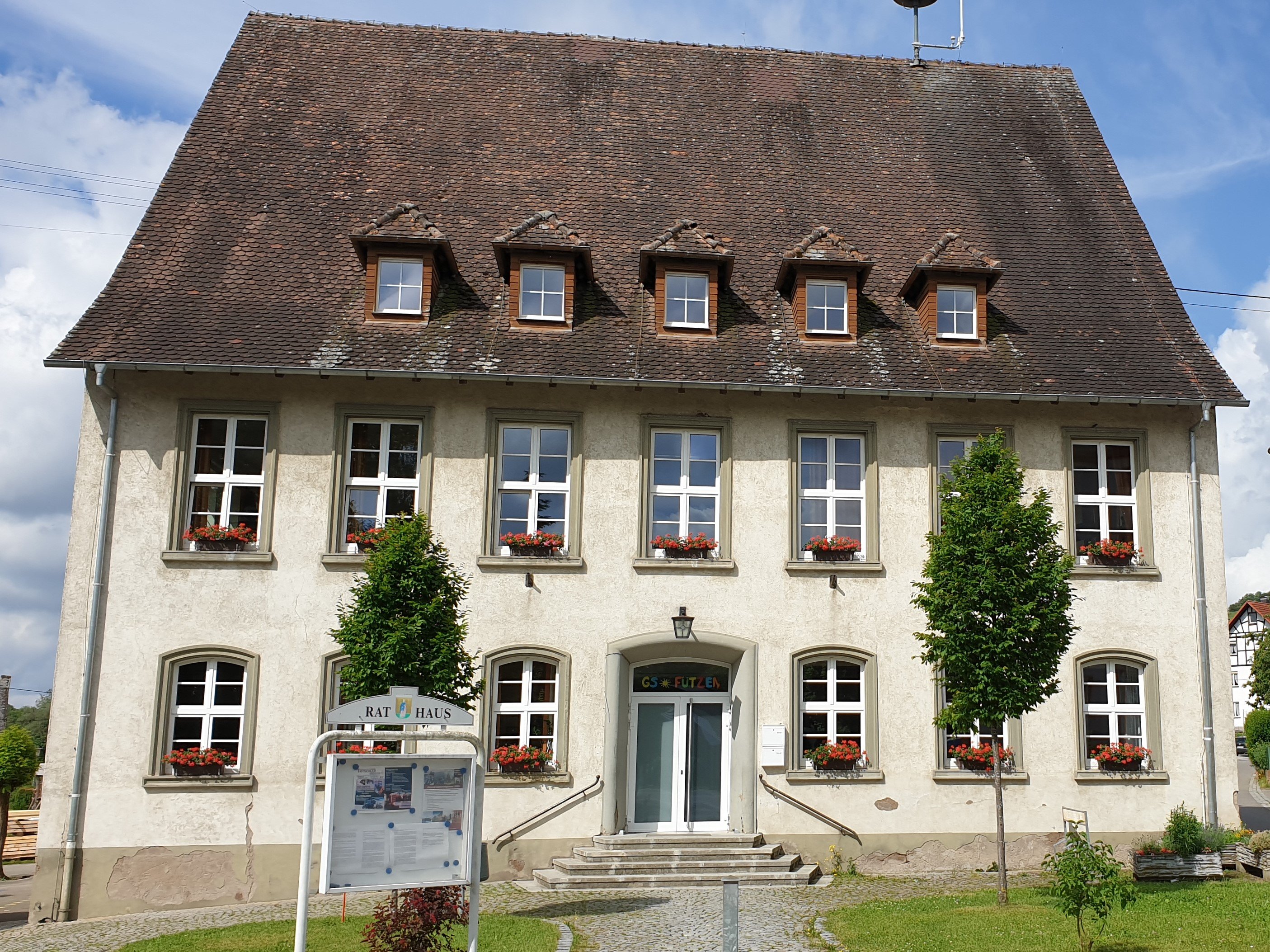 Grundschule und Rathaus Fützen